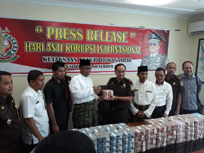 Kejari Rohil Serahkan Uang Hasil Pengembalian Buskasri CS Ke Pemda